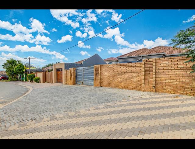 3 BEDROOM FREEHOLD FOR SALE IN COSMO CITY